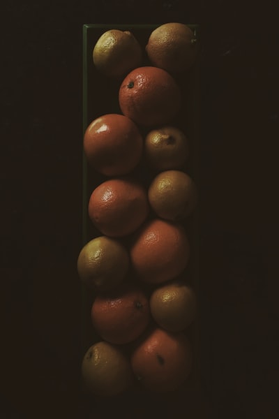 堆柑橘类的水果
